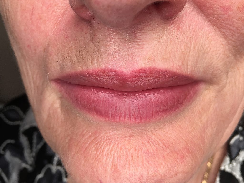 Перманентный макияж губ синие губы